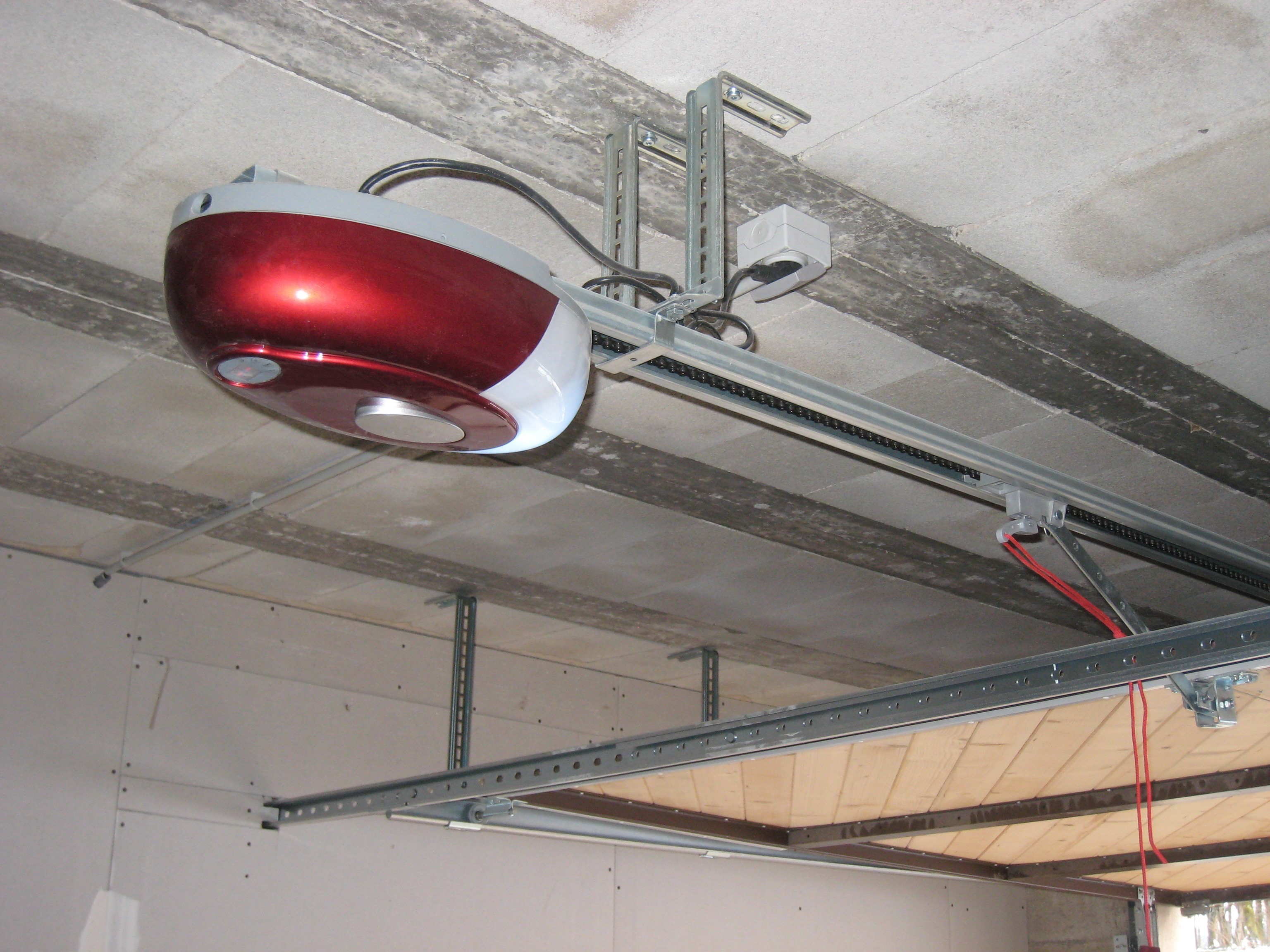 Comment choisir la motorisation d’une porte de garage basculante